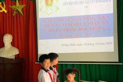 Tập huấn về kĩ năng, kiến thức vệ sinh cá nhân và sơ cấp cứu trong học đường.