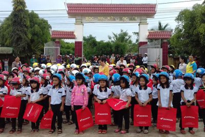 Học Sinh Lớp 1 . Nhận mũ bảo hiểm từ nhà tài trợ honda Việt Nam